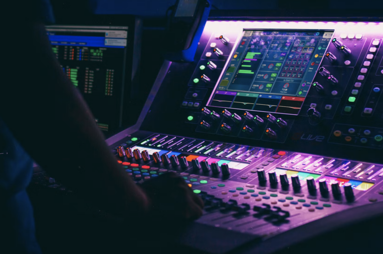 Närbild på en hand som vilar på en professionell DJ-mixer